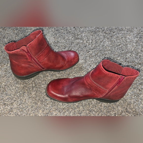 Clarks Ankle Boots, Red, Leather Upper, Womens Size 7 - Picture 4 of 9